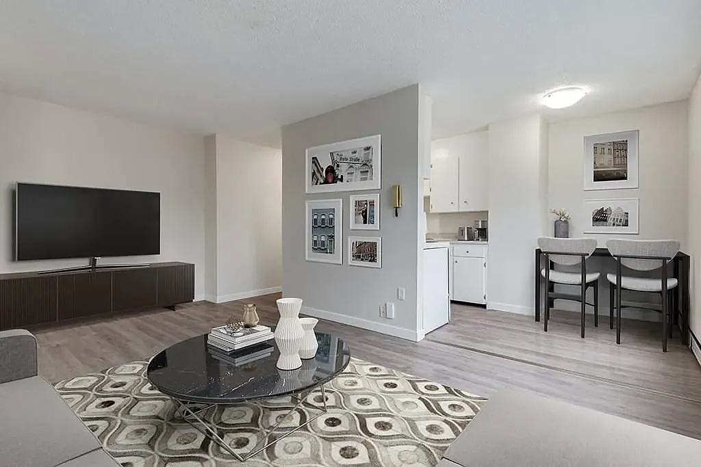 Crescent Court — Photo 2