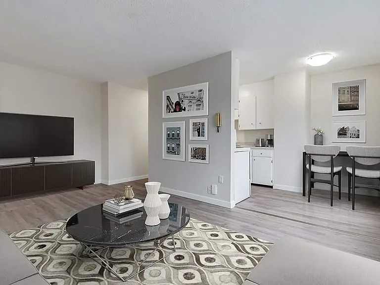 15 Darlington St E #15 — Photo 1