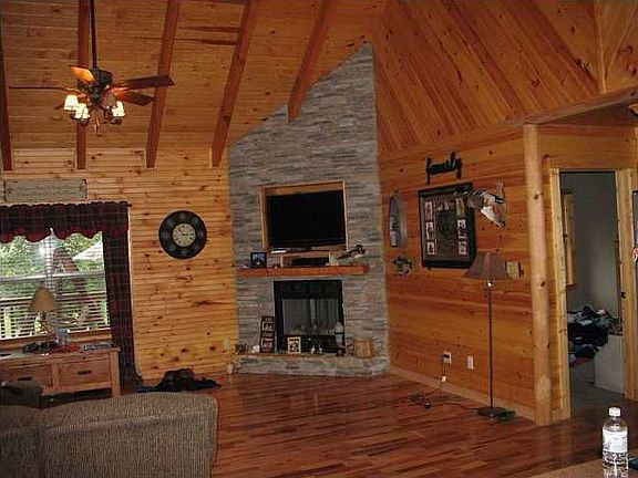 2nd image of 1050 Lake View Dr