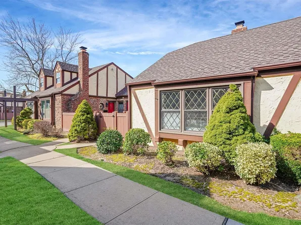 21 Greenmeadow Court #21, Deer Park, NY 11729
