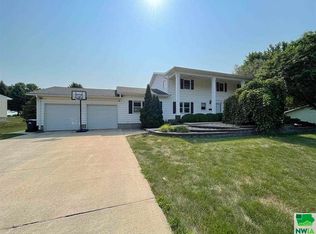 1164 1st Ave SE, Sioux Center, IA 51250