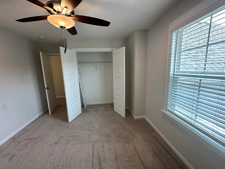 1139 Overlake Dr — Photo 2