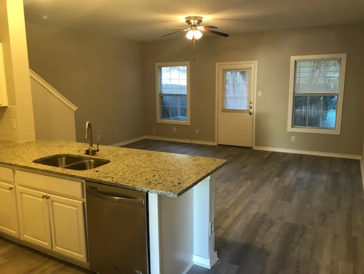 3 bed, 2.5 bath, 1265 sqft, $1,400 — Photo 2