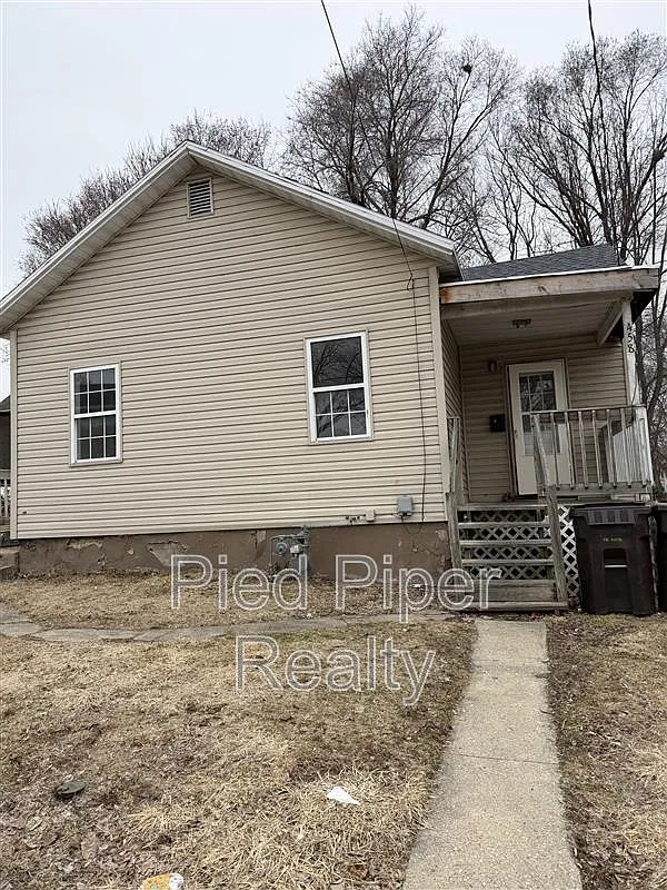 3 bed, 1.0 bath, 1252 sqft, $1,300 — Photo 3