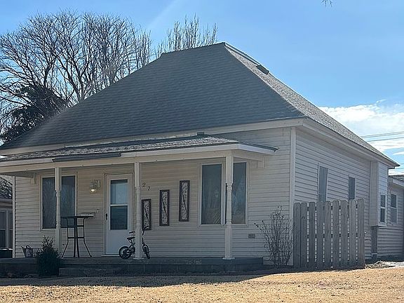 2nd image of 927 Maple St