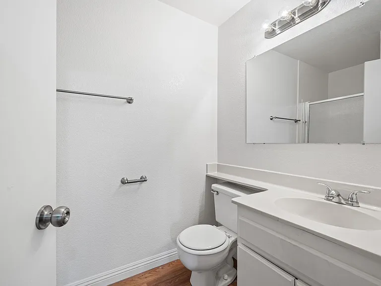 1026 Roswell Ave — Photo 10
