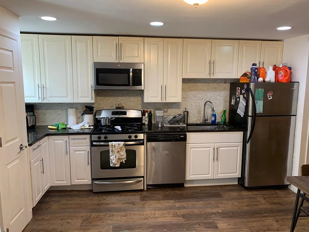 2 bed, 1.5 bath, 1250 sqft, $3,104 — Photo 2