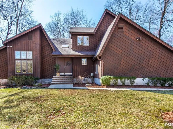 160 Beacon St, Haworth, NJ 07641