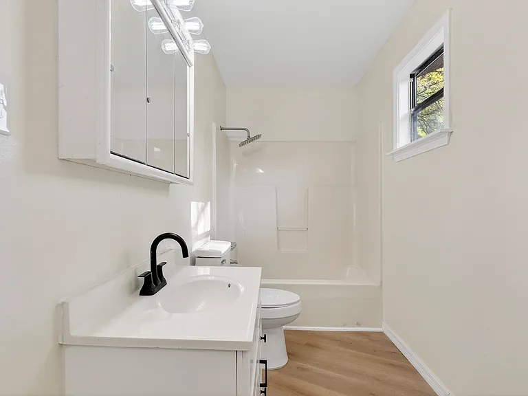 1644 Princess Helen Rd W — Photo 17