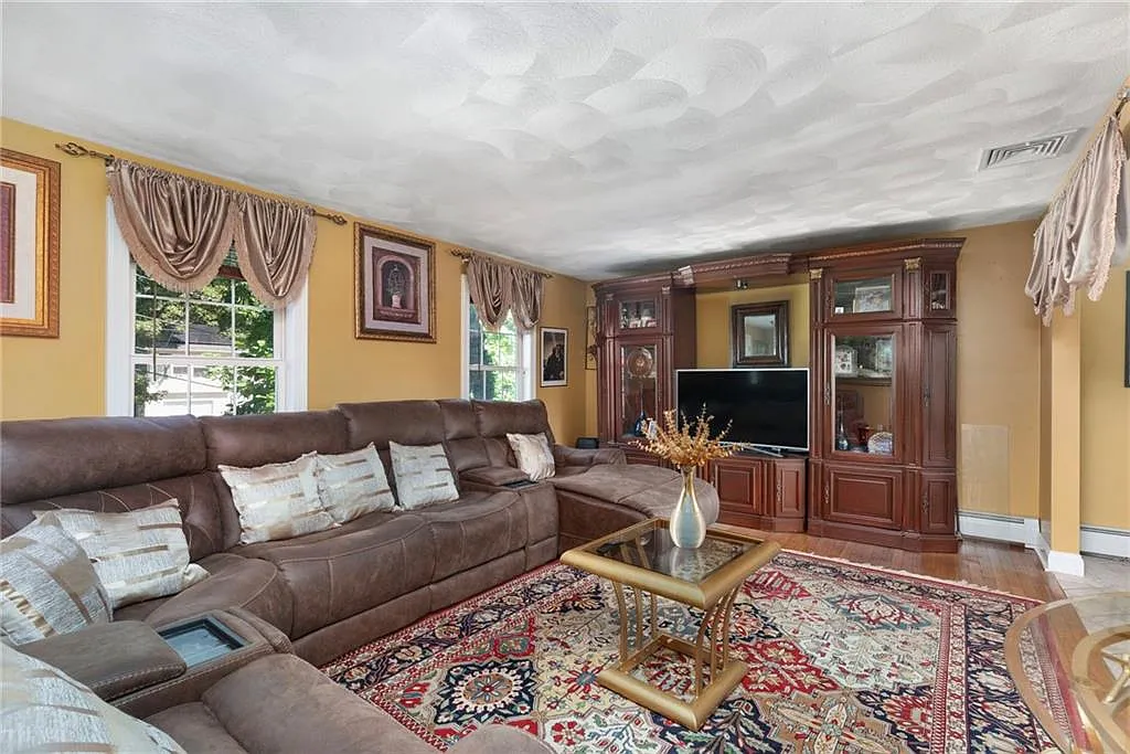 3 bed, 1.5 bath, 1352 sqft, $3,500 — Photo 2