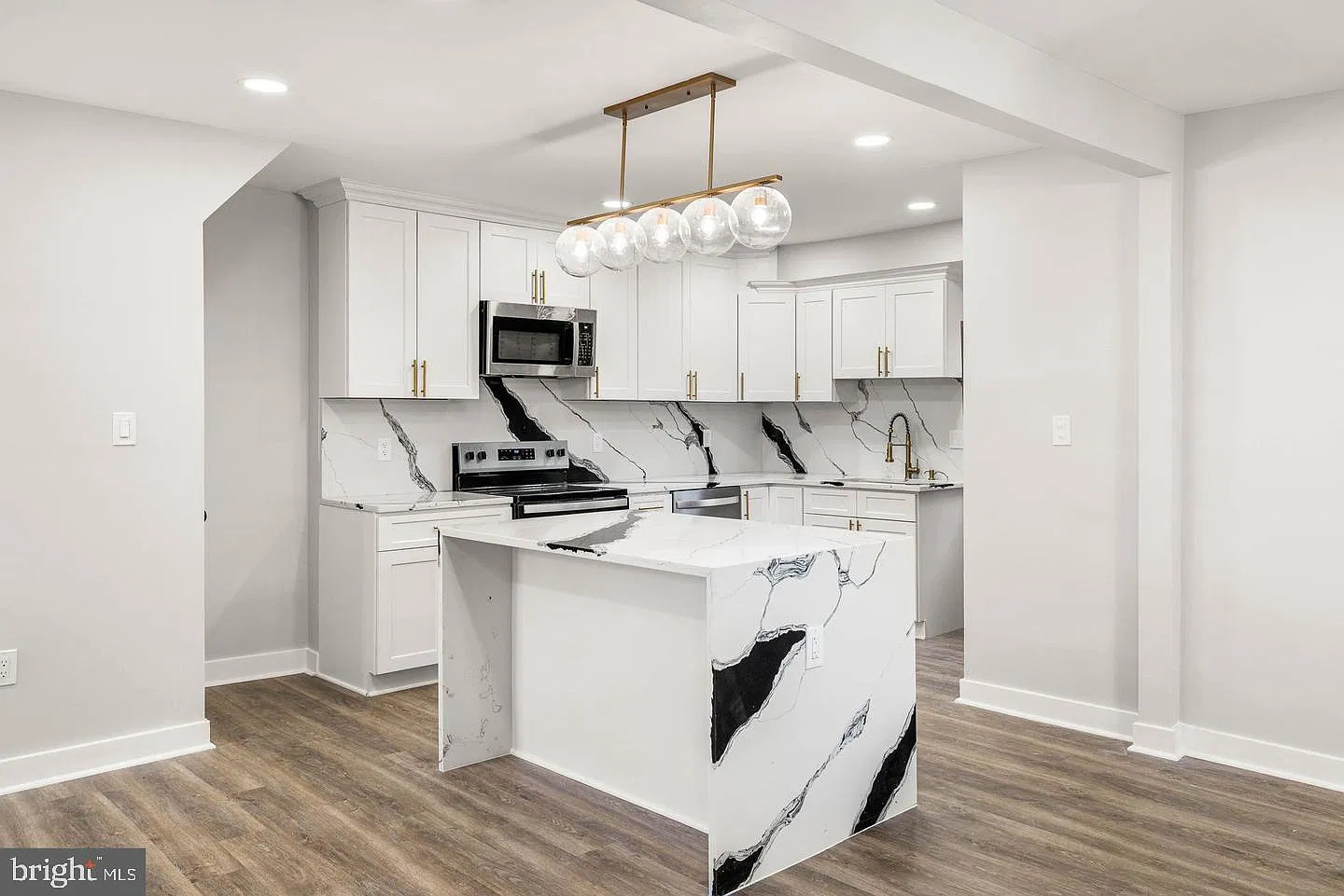 3 bed, 1.5 bath, 1300 sqft, $2,300 — Photo 1