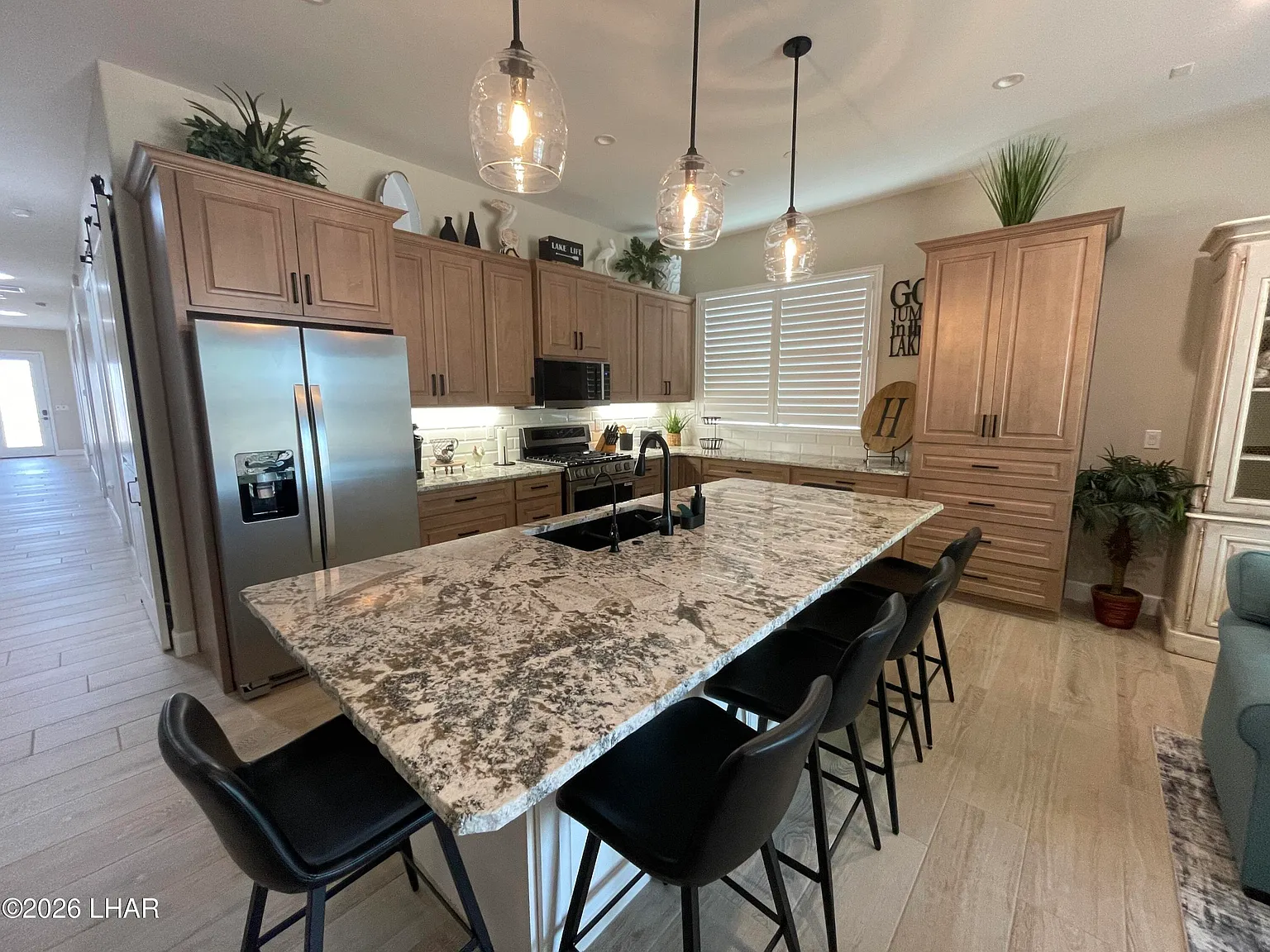 3 bed, 2.0 bath, 2100 sqft, $3,000 — Photo 3