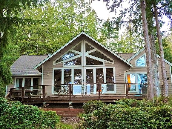 4th image of 404 E Pointes Dr E
