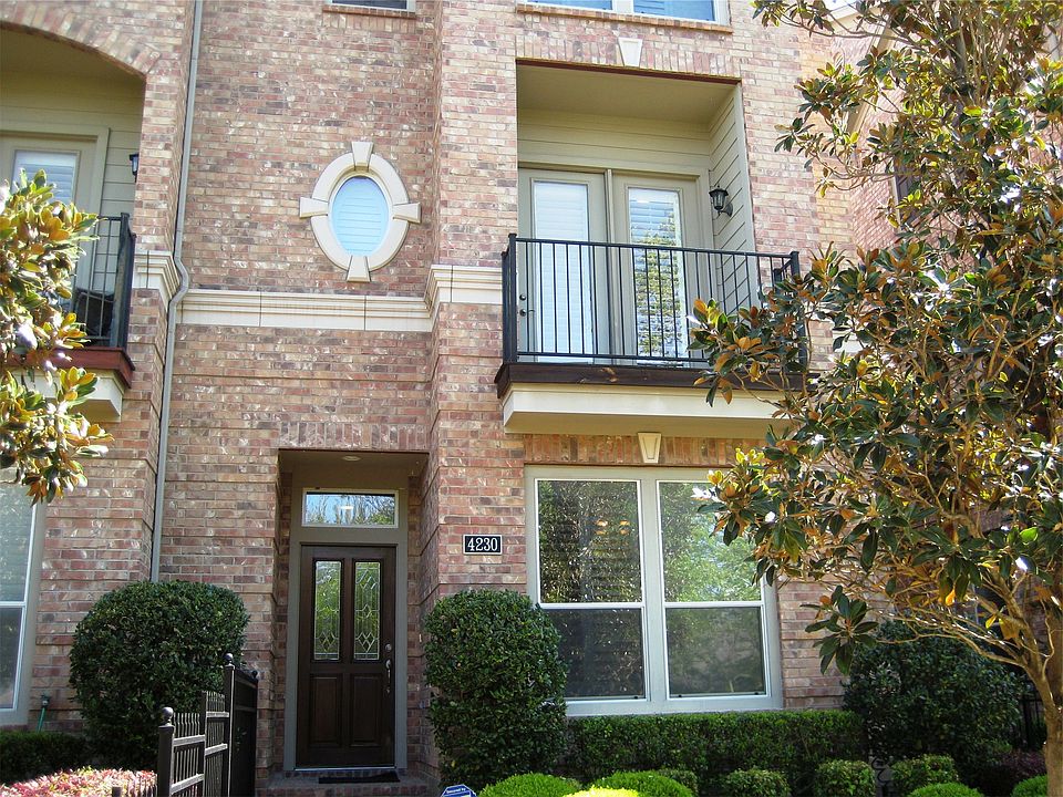 Walk up Townhome in Oak Lawn
