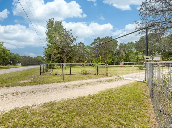 792 W Pipe Creek, Pipe Creek, TX 78063
