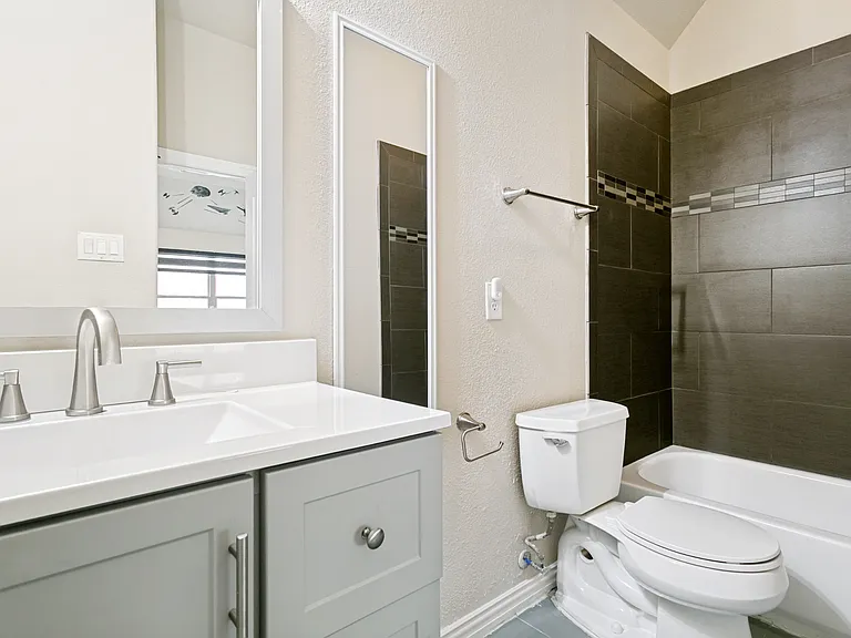 2450 Sunderland Ln — Photo 21