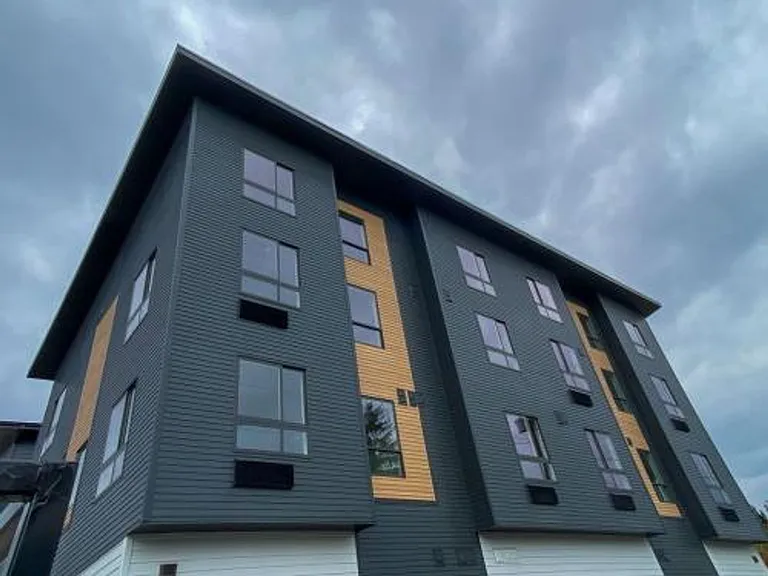 990 Broadway Apartment Homes — Photo 17