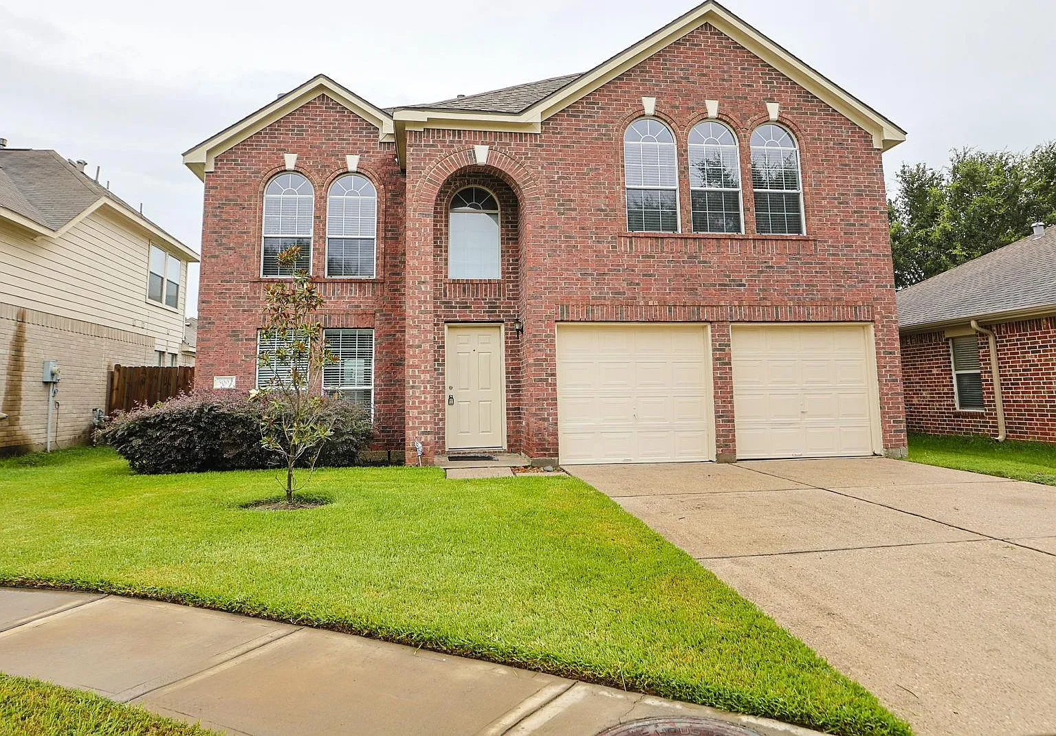 3 bed, 2.5 bath, 2176 sqft, $2,350 — Photo 1