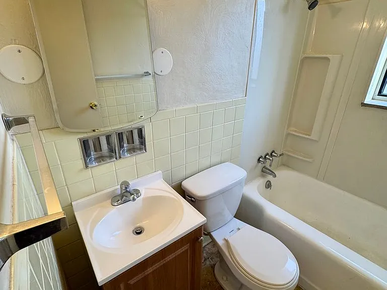 816 Perry Highway — Photo 21