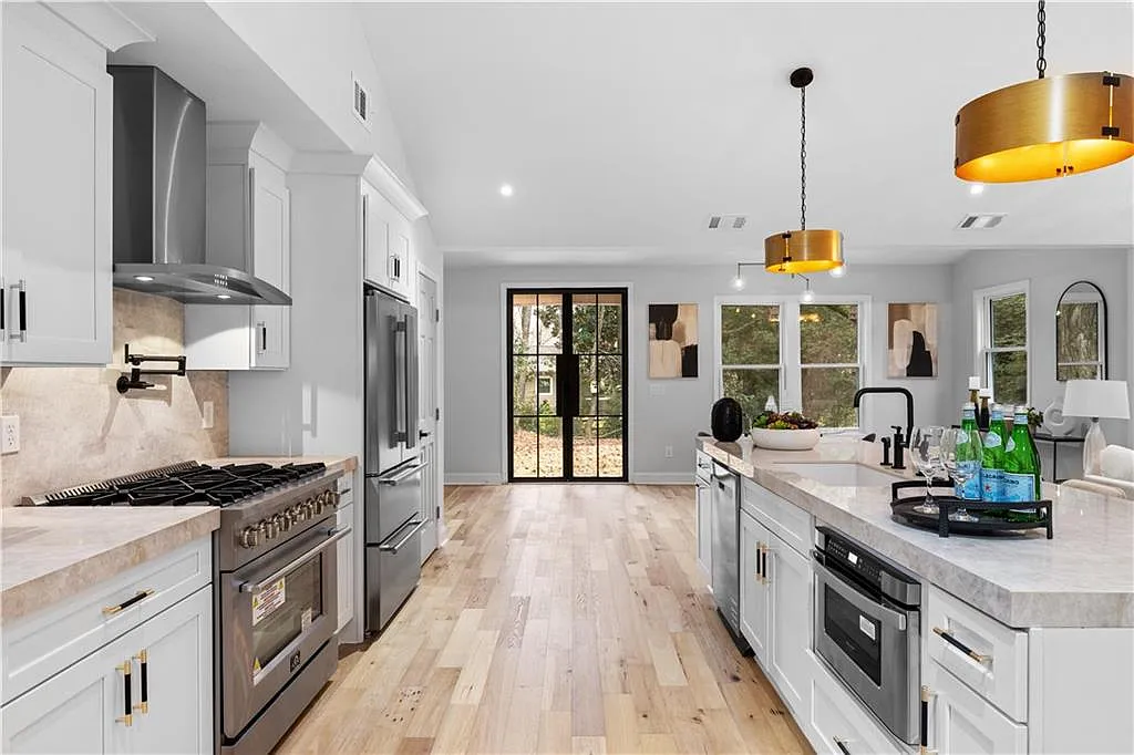 3 bed, 3.0 bath, 2436 sqft, $3,600 — Photo 3