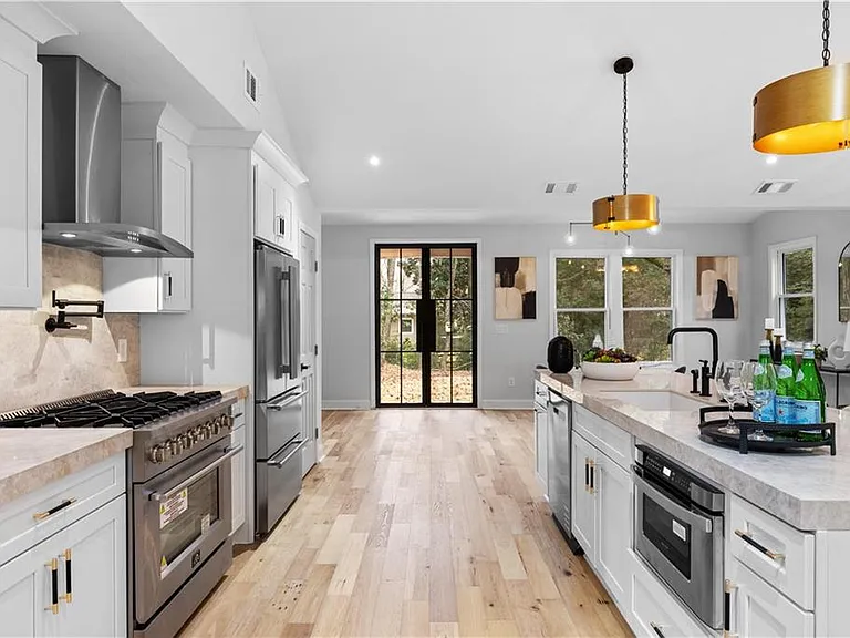 1217 Fairfield Dr — Photo 3