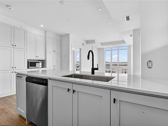 4th image of 461 Green Rd #707