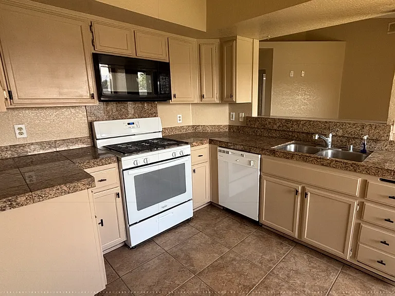 30848 Bloomsbury Ln — Photo 8