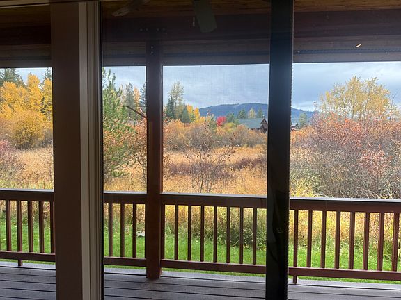 Property backs up to the estuary with expansive views