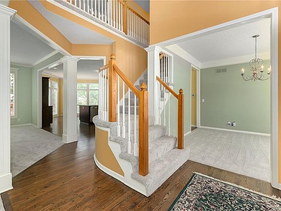 4th image of 516 NE Emerald Dr