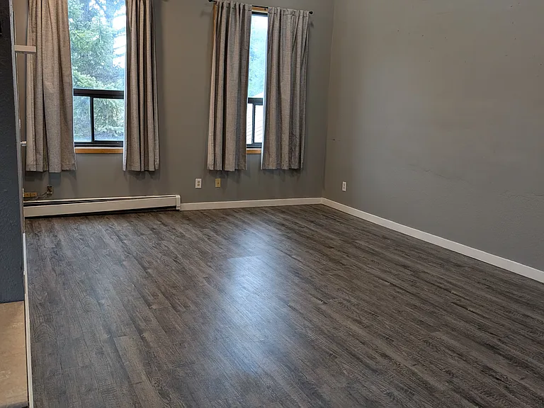689 Center Cir #B — Photo 2