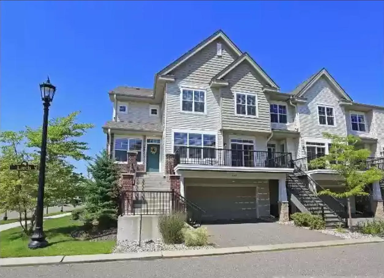 4 bed, 2.5 bath, 2020 sqft, $2,850 — Photo 1