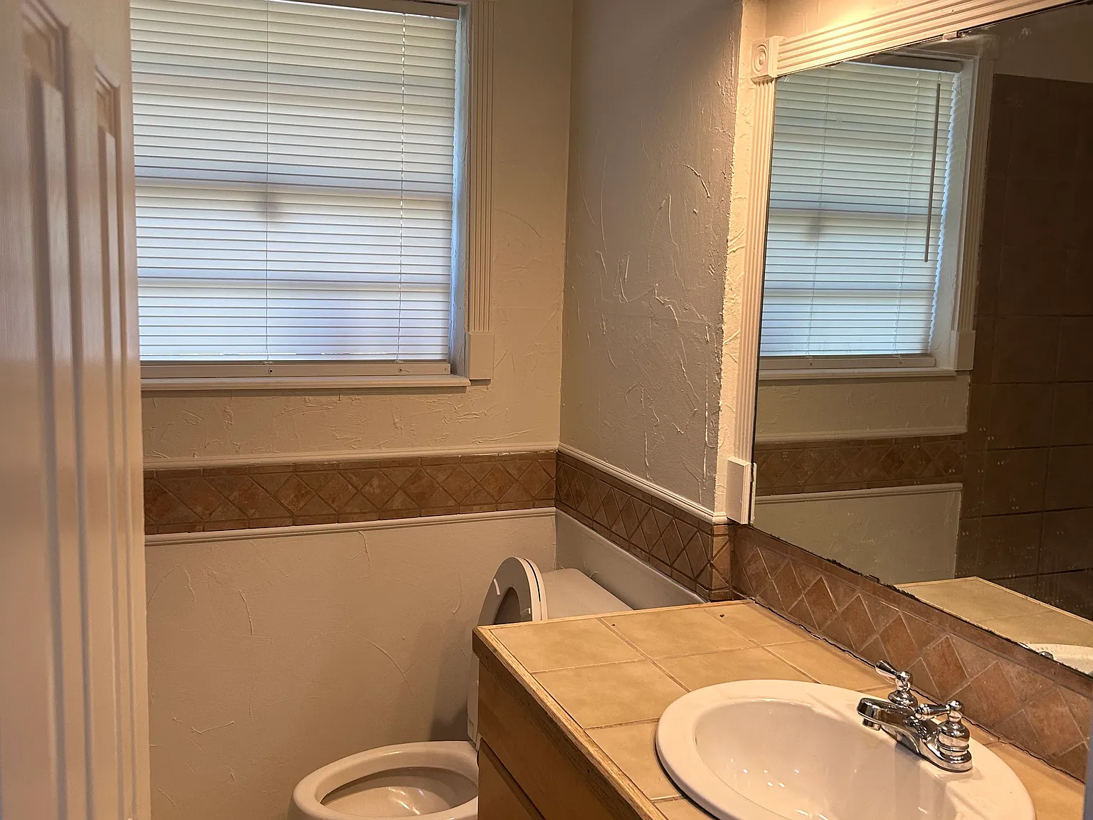 3 bed, 1.5 bath, 1564 sqft, $1,900 — Photo 4