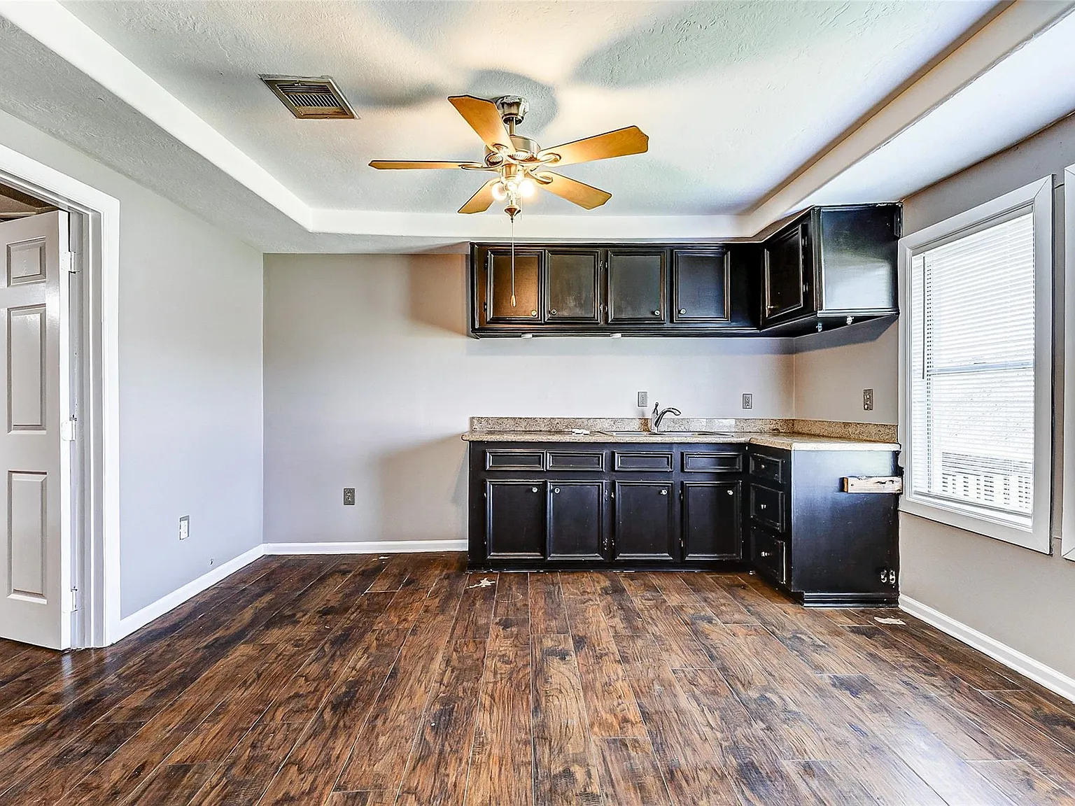 3 bed, 1.0 bath, 1050 sqft, $1,150 — Photo 4