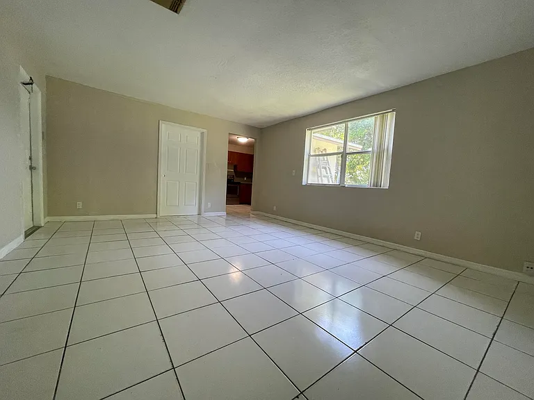 216 NW 12th St #1 — Photo 5