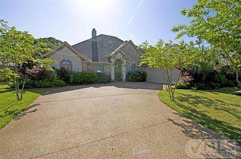 1st image of 8129 Oak Hollow Dr