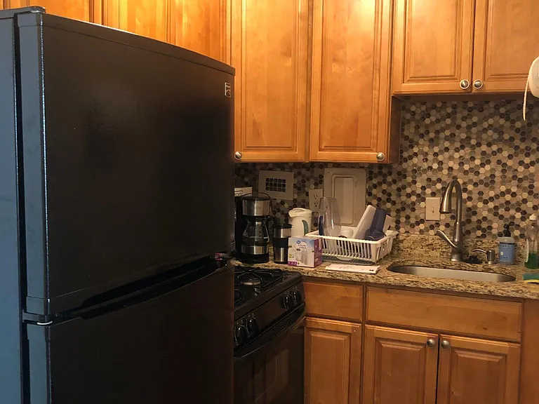 Kitchen, tiled floor, granite counter