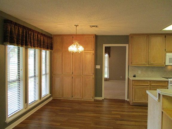 4th image of 505 Charleston Dr