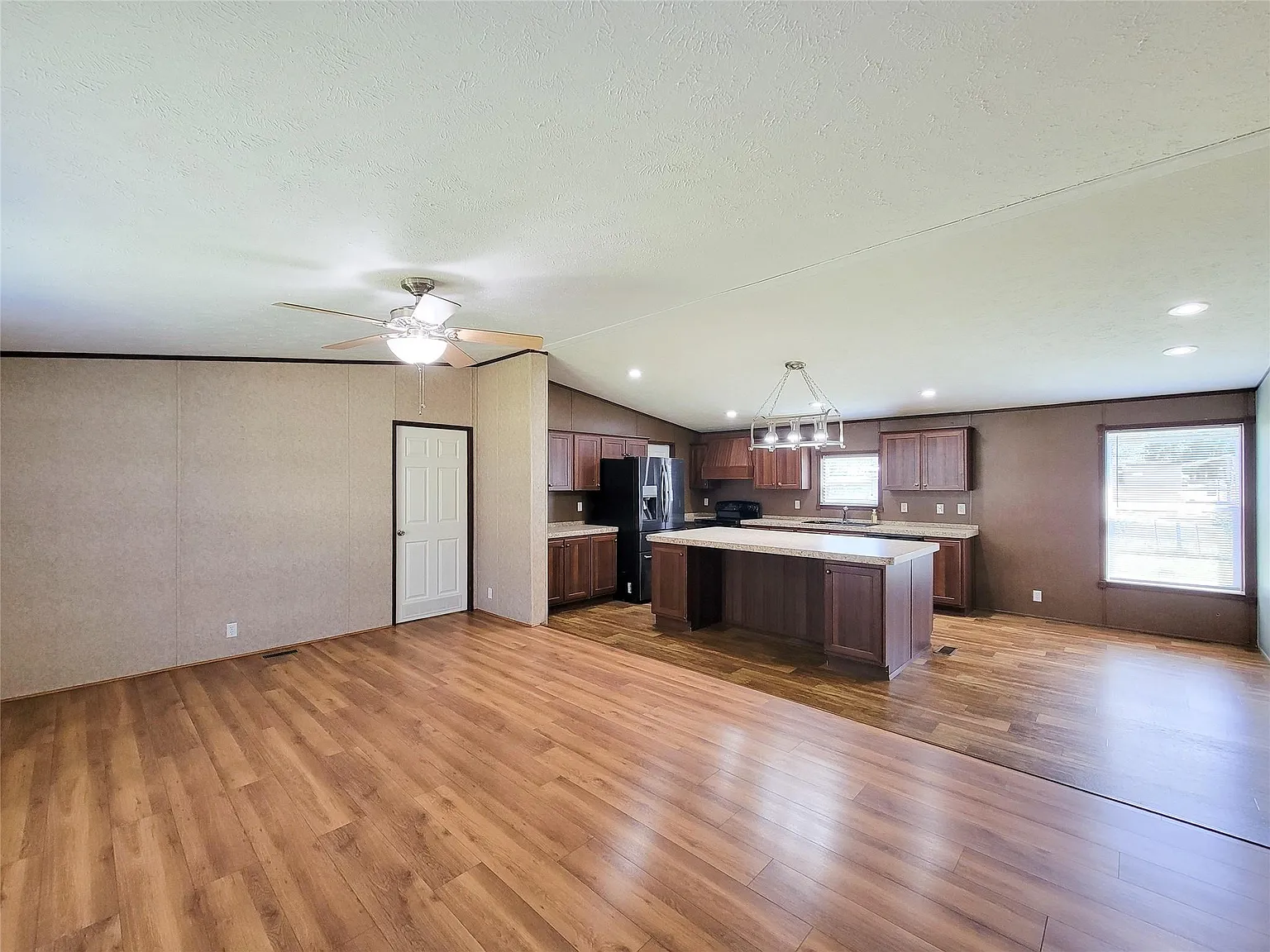 3 bed, 2.0 bath, 1580 sqft, $1,825 — Photo 3