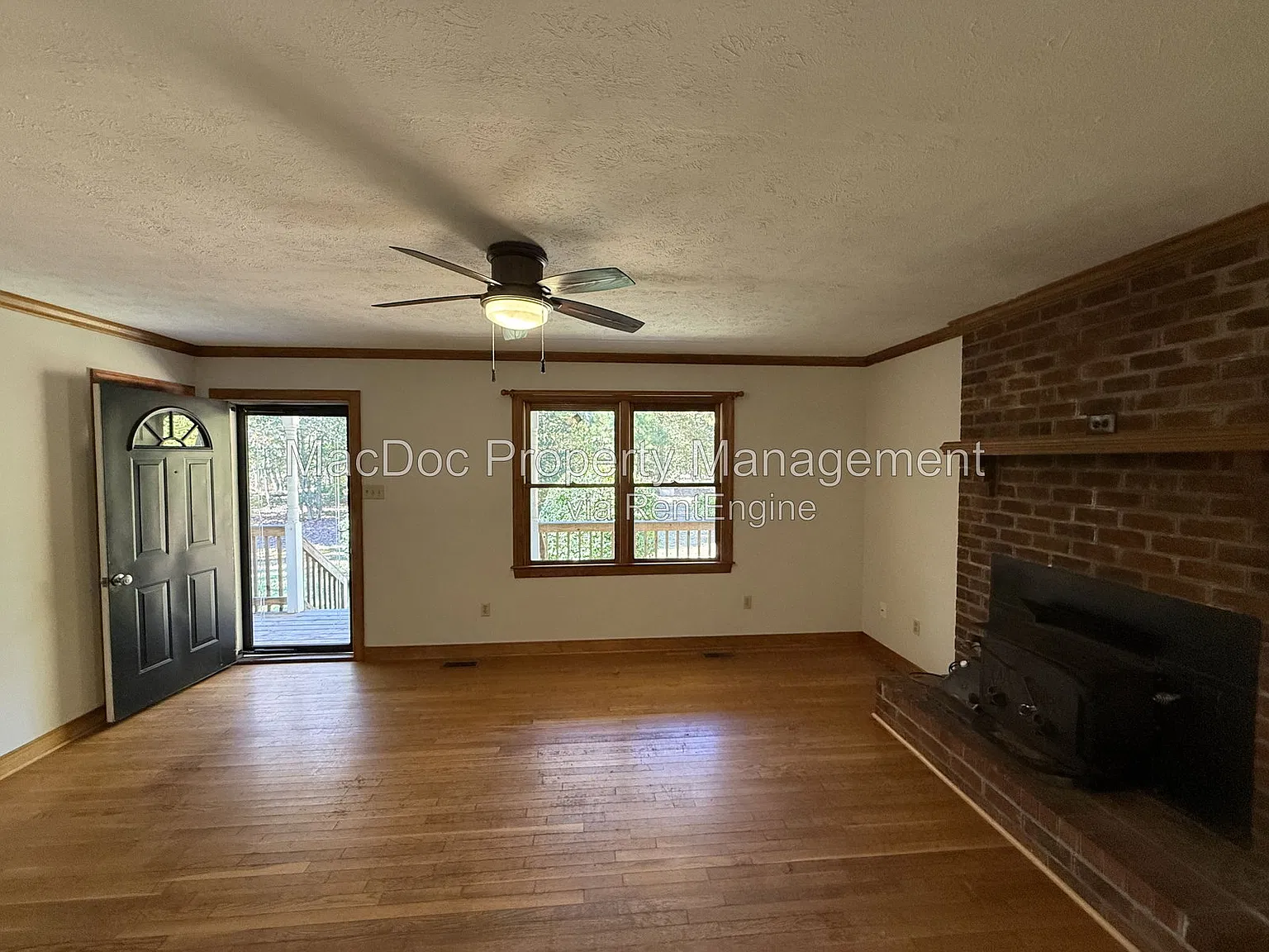 3 bed, 2.0 bath, 1196 sqft, $2,045 — Photo 4