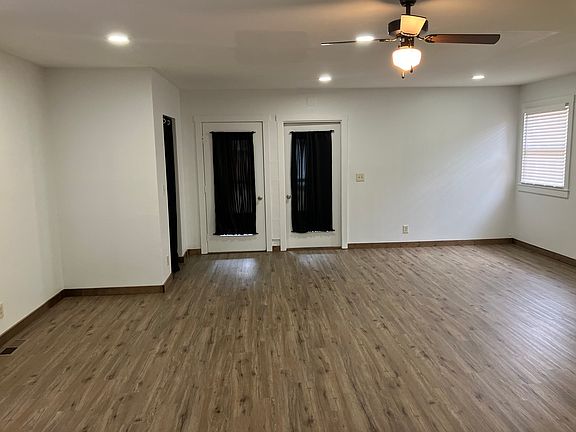 2nd image of 814 E Main St #D