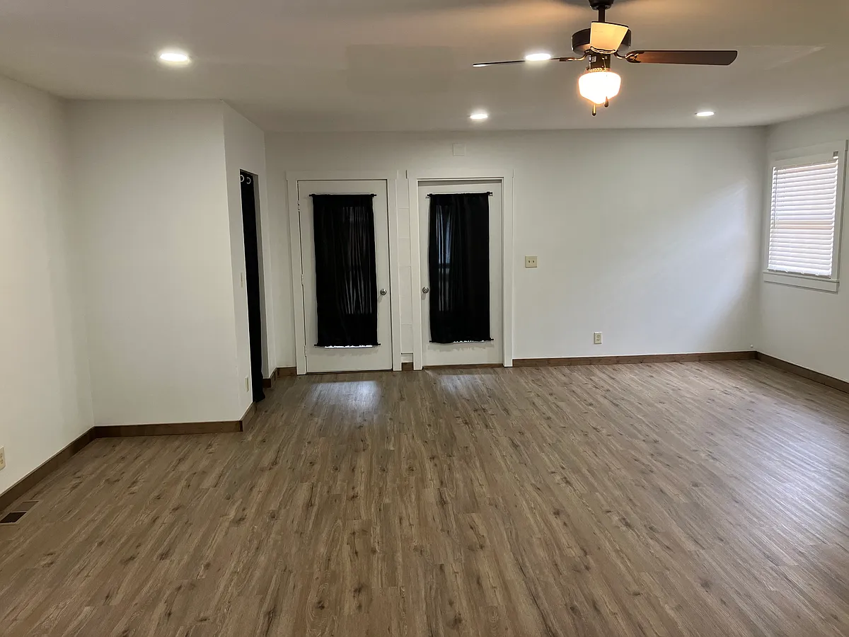 Building Photo - 814 E Main St #D