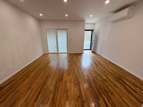 3553 Hylan Boulevard image 1 of 22