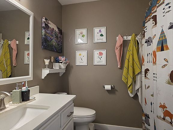 3rd image of 790 E Fiddlers Canyon Rd