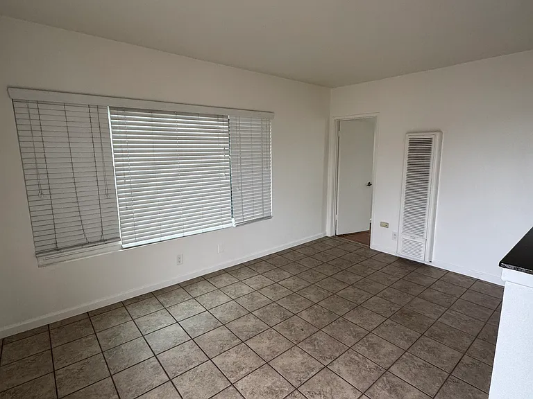 218 W Wilson Ave #5 — Photo 4