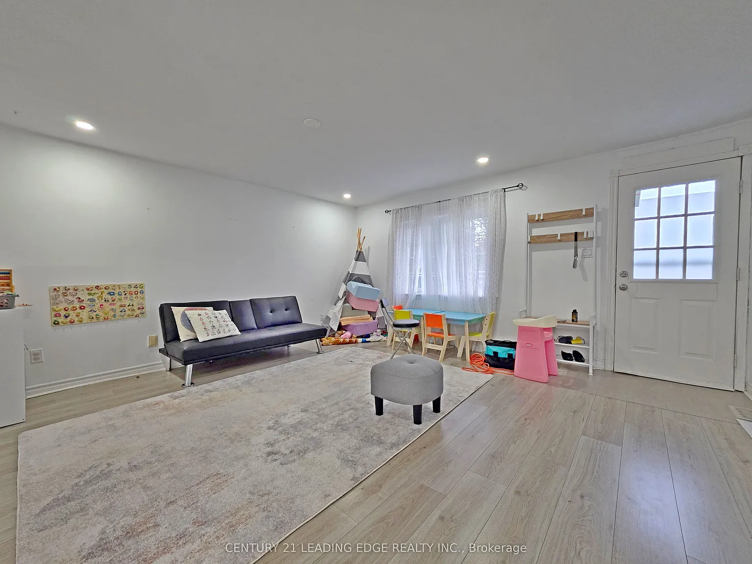 4 bed, $2,450 — Photo 2