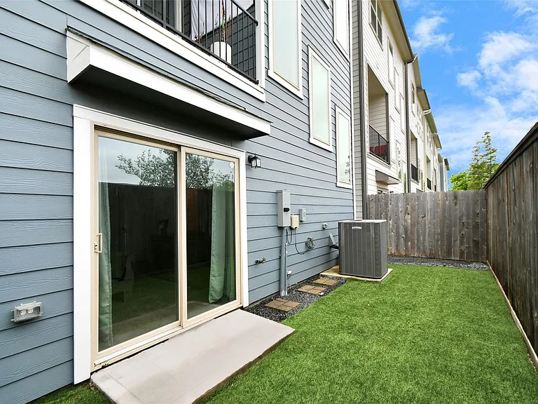 11012 Mikula Dr — Photo 7