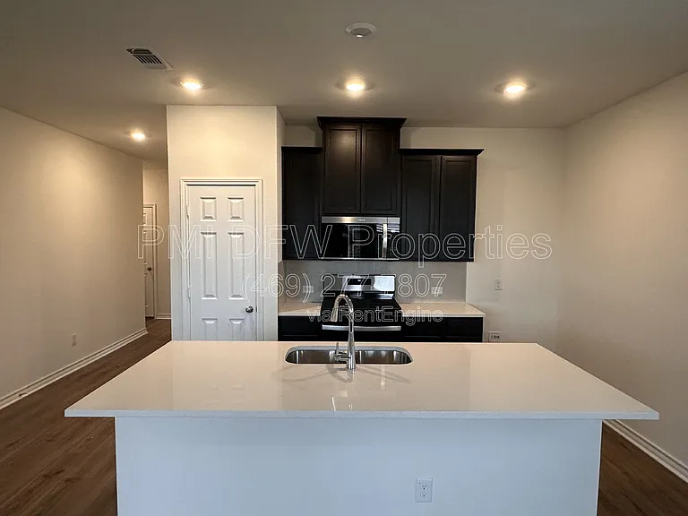 663 Saxony Dr — Photo 5