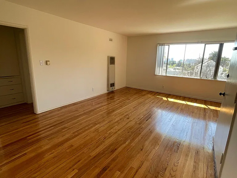 2232 N Beachwood Dr #14 — Photo 5