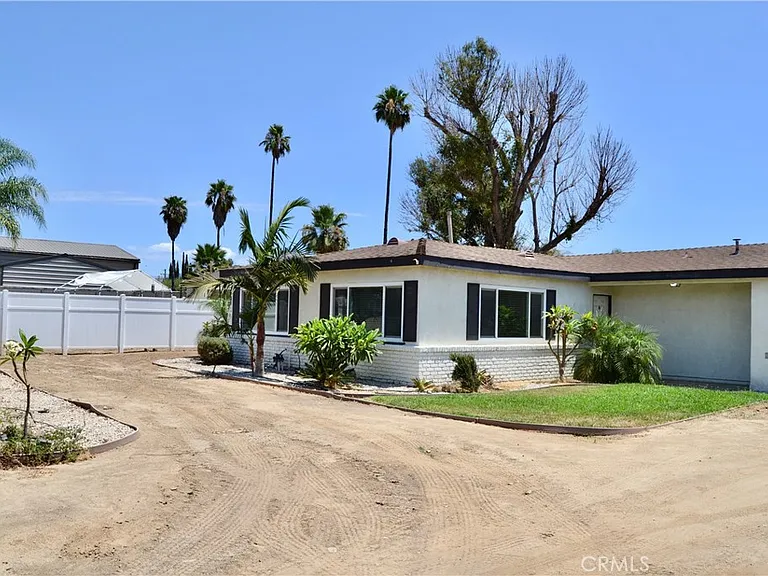 894 N Orange St — Photo 1