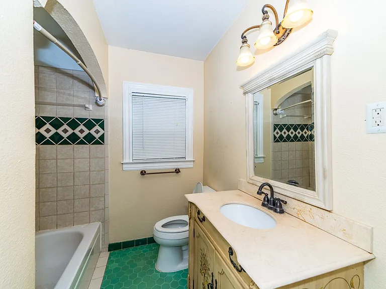 2-Bedroom Monticello Park Duplex - Upstairs Unit — Photo 20